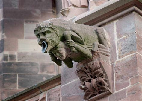 Hinternentblößer andere Figuren am Freiburger Münster Deutschland