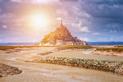 La Vista Panorámica Hermosa De Le Famoso Mont Saint Michel De Marea Es