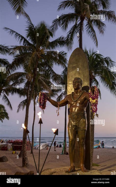 Duke Kahanamoku statue in Waikiki beach at sunset Stock Photo - Alamy