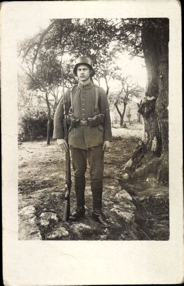 Foto Ansichtskarte Postkarte Deutscher Soldat In Uniform Mit Bajonett