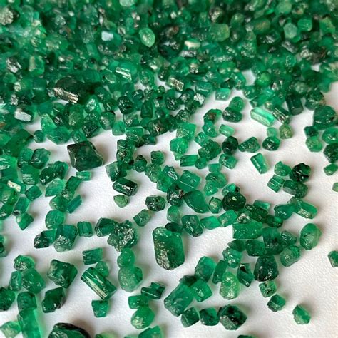 Green Emerald Brazil Rough Gemstone, For Making Jewelry, Size: Mix at ...