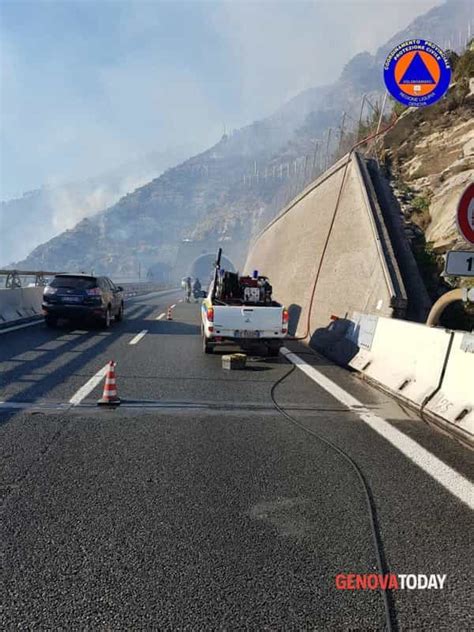 Foto Paura A Nervi Brucia La Collina Di Sant Ilario