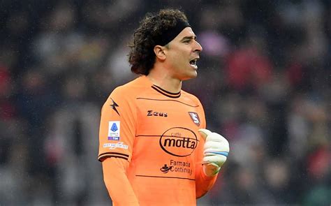 Guillermo Ochoa Se Luce Contra Napoli Con Dos Grandes Atajadas Mediotiempo