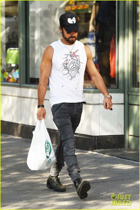 Justin Theroux Shows Off His Buff Biceps While In Nyc Photo