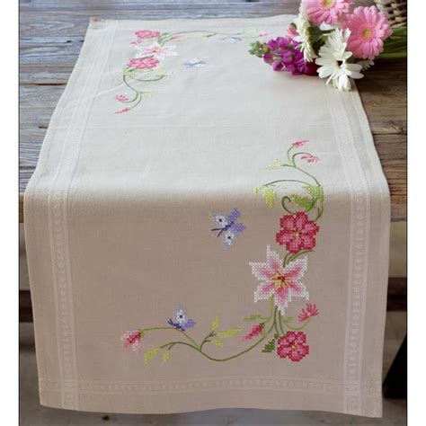 Fleurs Roses Avec Papillons Chemin De Table Broder Vervaco Rose