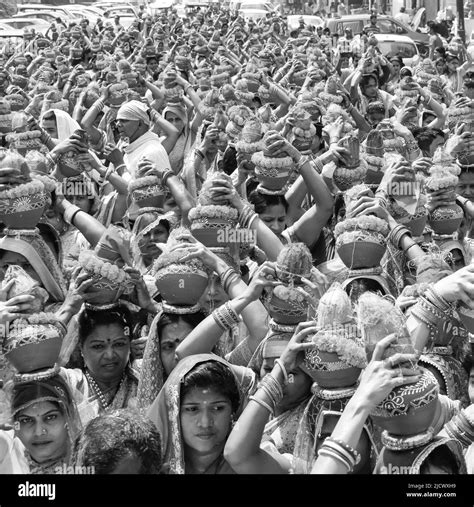 Hinduistisches kalash yatra Fotos und Bildmaterial in hoher Auflösung