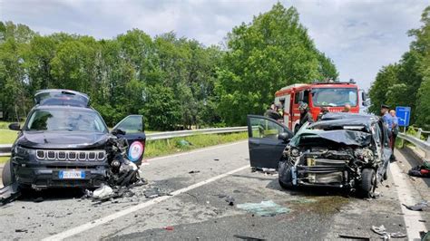 Violento Scontro Tra Tre Automobili A Castellamonte Quattro Feriti