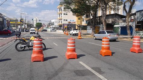 Afundamento interdita trecho da avenida Independência em Taubaté