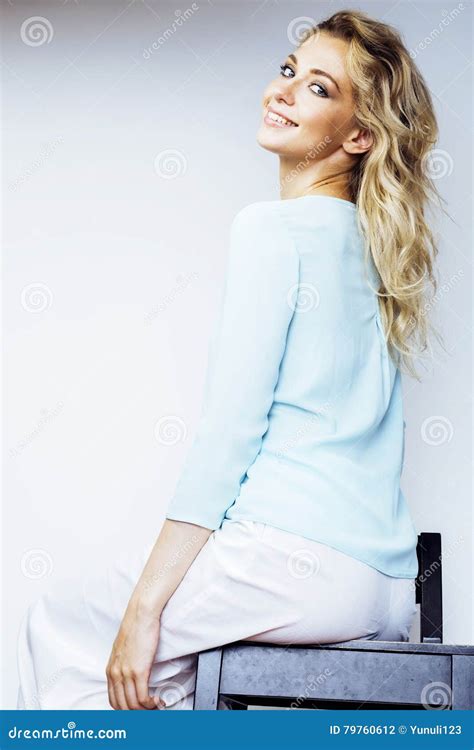 Blonde Frau Der Junge Recht Auf Weißem Hintergrundabschluß Herauf MA Lächelt Stockfoto