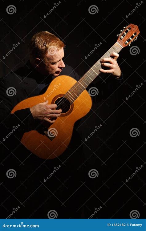 Homme Jouant Une Guitare Photo Stock Image Du Masculin