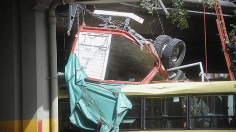 Videos Y Fotos Así Fue El Choque Y Vuelco De Camiones En La Autopista 25 De Mayo Infobae