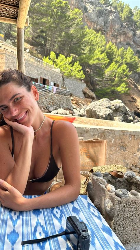 Mariana Goldfarb Faz Topless Em Dia De Praia Em Ilha Espanhola