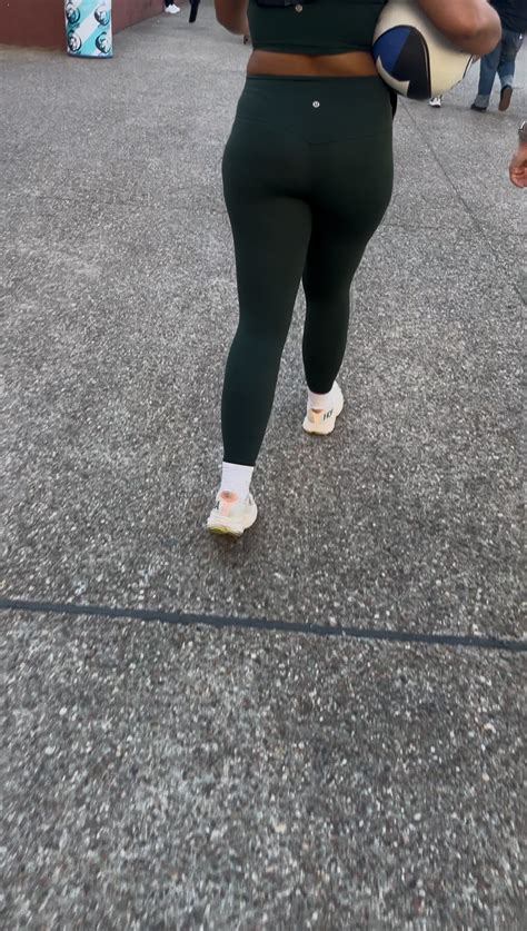 Beautiful Curly Haired Babe In Green Lululemon OC GIFS Spandex Leggings Yoga Pants Forum