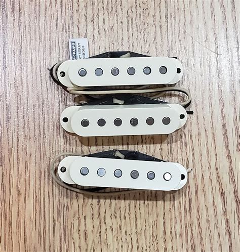 Lindy Fralin Strat Vintage Hot Pickup Set Parchment Reverb
