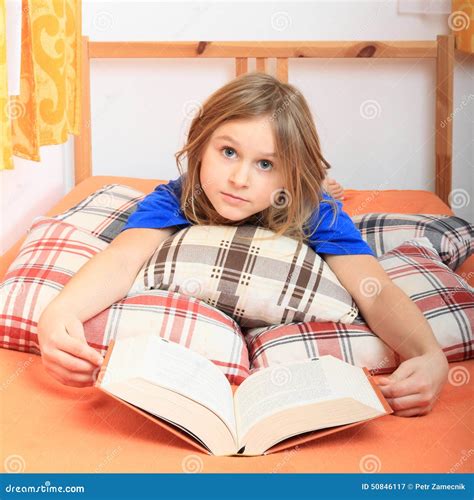 Mädchen Das Ein Buch Liest Stockbild Bild von bett raum 50846117