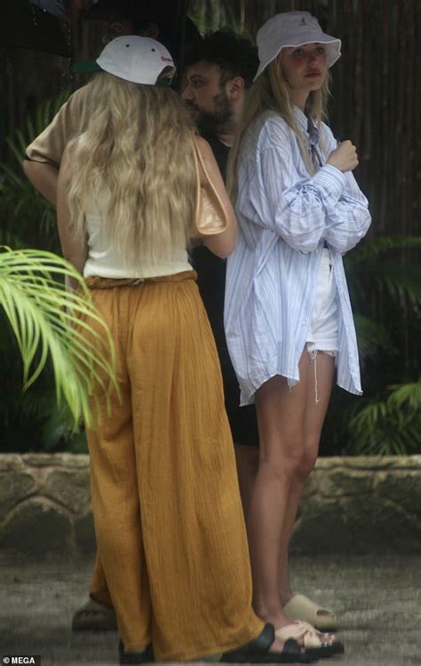 Delilah Hamlin Gets Wet In Mexico With Lisa Rinna After Bikini Poses Daily Mail Online