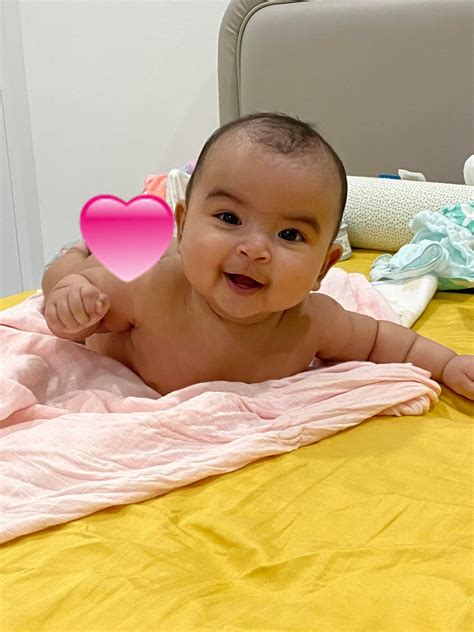 Võ Hạ Trâm đăng ảnh con gái đang nude nhưng bộ sưu tập biểu cảm cưng xỉu của nhóc tỳ lại hot hơn