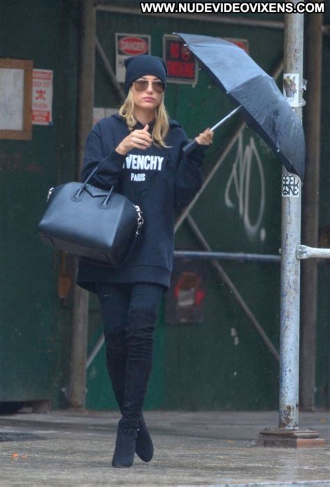 Hailey Baldwin Celebrity Babe Nyc Paparazzi Posing Hot Famous And