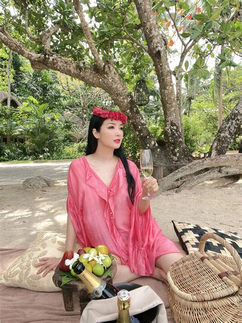 Tu I C A Hoa H U Gi Ng My Di N Bikini Khoe V Ng N Ng B Ng C N N Ng N Nh Nh Th I Quen