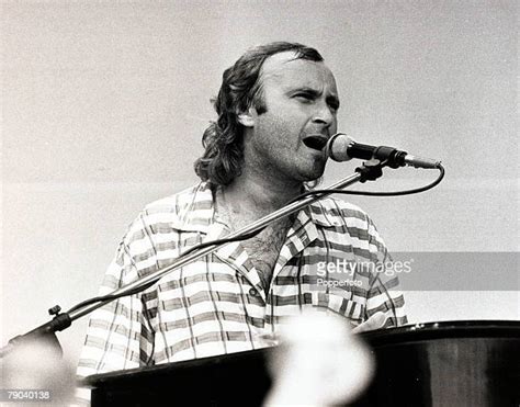 41 Phil Collins Live Aid Photos & High Res Pictures - Getty Images