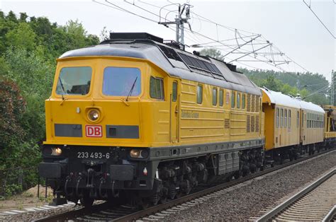 DB Bahnbau Gruppe Mit 233 493 6 Und Einem Gleismaschinenzug Zur