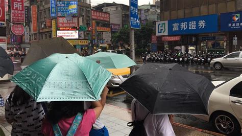 快訊／下班注意！2縣市大雨特報 雨彈炸到晚上｜東森新聞：新聞在哪 東森就在哪裡