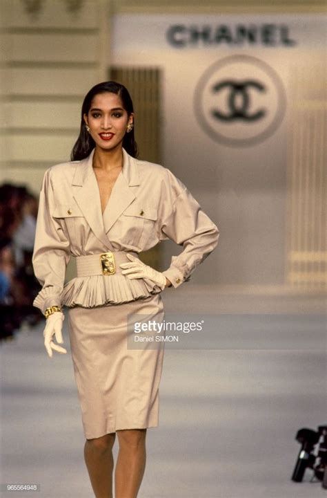 Défilé Chanel le 21 octobre 1985 à Paris France Moda de alta