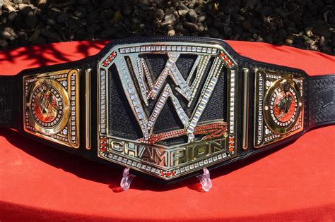 На RAW представили новый пояс Чемпиона WWE
