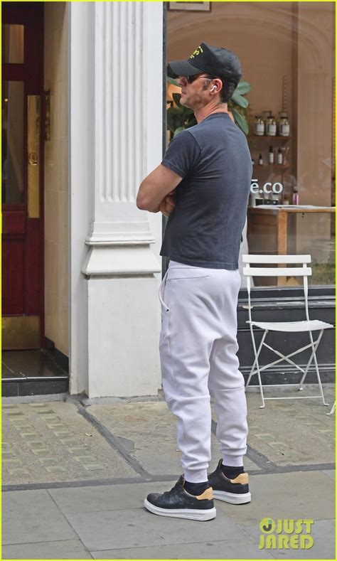 Photo Justin Theroux Shows Off His Muscles On Coffee Run In London