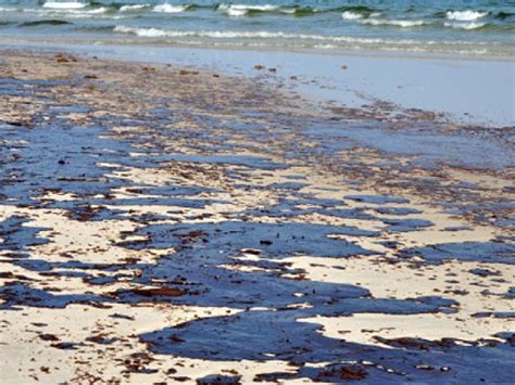 Limbah Minyak Cemari Pantai Hatiwe Besar Diduga Dari Kapal Tanker