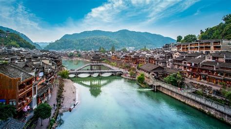 Hermoso Paisaje De La Antigua Ciudad De Fenghuang Foto Premium