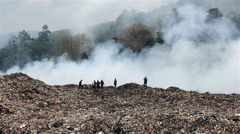 Walhi Sebut Ada Potensi Limbah B3 Ikut Terbakar Di TPA Bakung Bandar