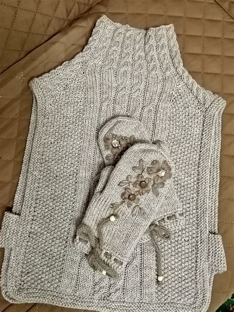 удлиненная манишка и рукавицы связаны для себя)