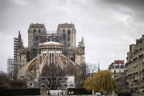 Paryż Odbudowa katedry Notre Dame Jest wciąż zagrożona WP Wiadomości