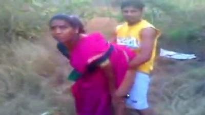 Pollachi Maadu Meikum Auntyai Ookum Tamil Hot Village Sex Video