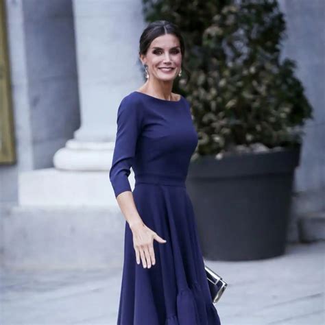 Letizia, espectacular con vestido azul con la espalda al aire de Miphai ...