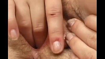 Perra excitada masturbándose los labios del coño XVIDEOS