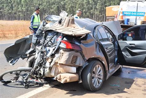 Ms Corolla Prensado Por Carreta Em Pare E Siga Veja Imagens