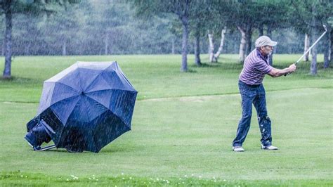 What Is A Golf Umbrella: Size, Dimensions And Types