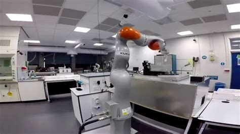 Robot Lab Assistant Runs Its Own Experiments