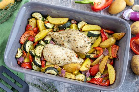 Hähnchenbrust mit Gemüse im Backofen | Rezept - eat.de