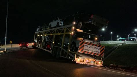 Caminh O Cegonha Sai Da Pista E Fica Preso Em Al A Do Trevo Cataratas