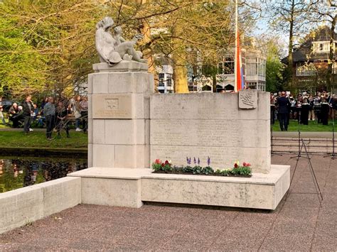 FOTO Slachtoffers Oorlog Herdacht Bij Oorlogsmonument Park Hofrust