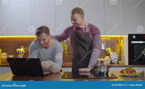 Pareja Gay Feliz Relajándose En La Cocina Durante La Cocción Almacen De Video Vídeo de