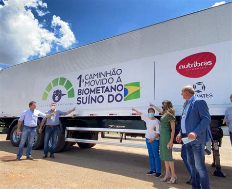 Conheça o primeiro caminhão brasileiro movido a biometano suíno que