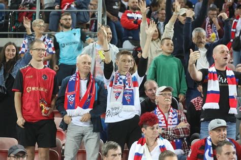 Działo się na stadionie Górnika Zabrze Zobacz zdjęcia kibiców którzy