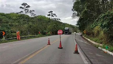 Vídeo Pista é interditada após deslizamento de barreira em Alagoas