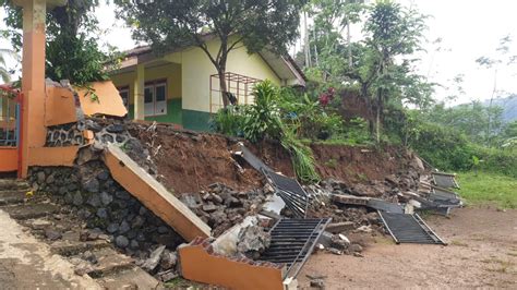 Dalam Sehari Ada Bencana Longsor Di Banjarnegara Dari Talut Ambrol