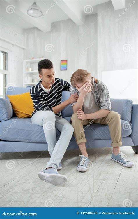 Pares Gay Hermosos Que Tienen Problema Foto De Archivo Imagen De Amistad Social