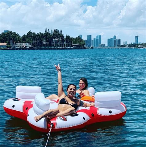 Alejandra Guzmán es halagada en Instagram por mostrar su cuerpo en bikini y sin retoques